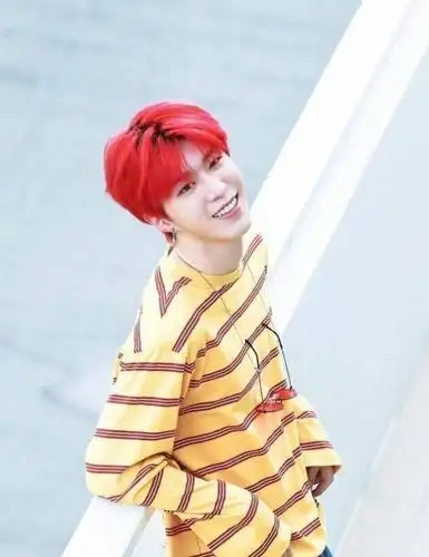 范丞丞粉色头发搭配黑西装 网友惊呼:帅就是任性