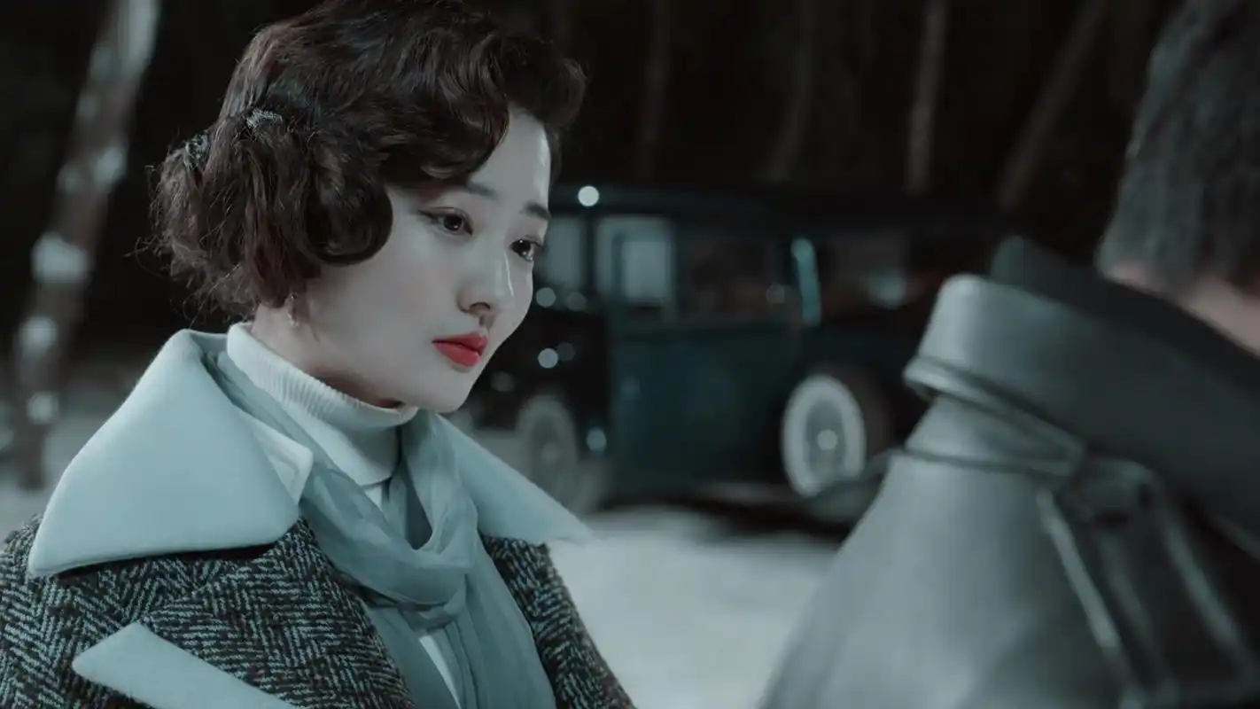 徐璐饰演的女特工贵婉,很有风情的民国女孩,造型审美也在线