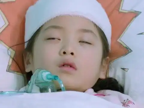 儿科医生:小女孩患病被母亲抛弃,还出车祸昏迷,太可怜了