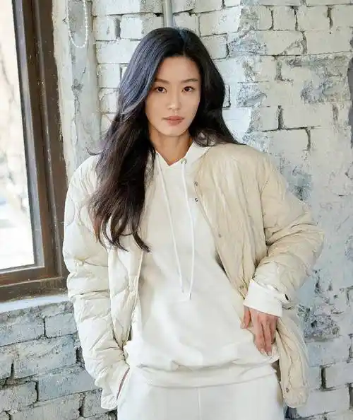 全智贤最新画报公开简单穿搭却演绎完美气质不愧是女神代表