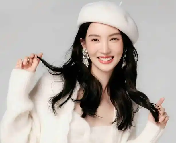 疑似整容!金晨微博发文配照片,网友直呼:差点没认出