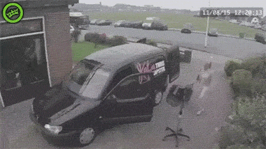 老司机与车祸的gif动态图:这司机是故意的吧!