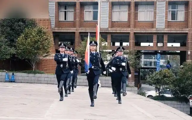 帅气的马靴警察走正步,马靴哒哒哒的响,太帅了太帅了