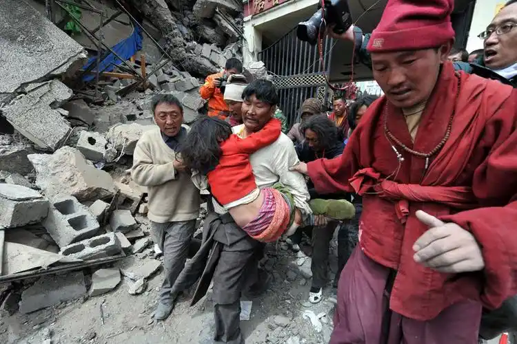 玉树地震13岁藏族女孩被埋54小时后获救