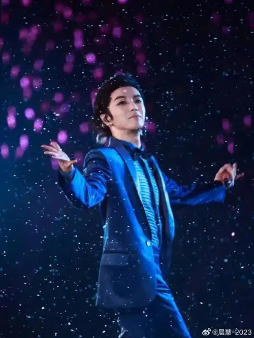 华晨宇穿了十年前快男夺冠的衣服