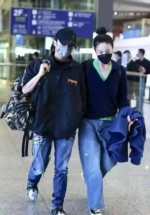 王菲牵谢霆锋走机场,扎马尾像高中生,小男友单手插兜扮酷_造型_风格