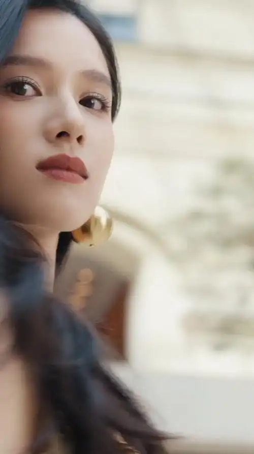 冷棕的红唇十分吸睛,妥妥的气质大女主,温柔又