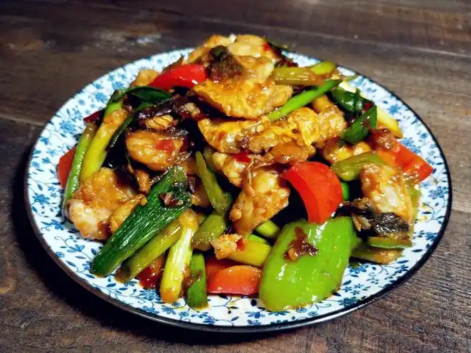 这道回锅黄鱼就完成咯~这道菜重点是煎鱼的时候火候一定要把控好,不能