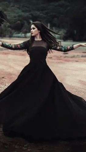 黑色裙子女孩跳舞