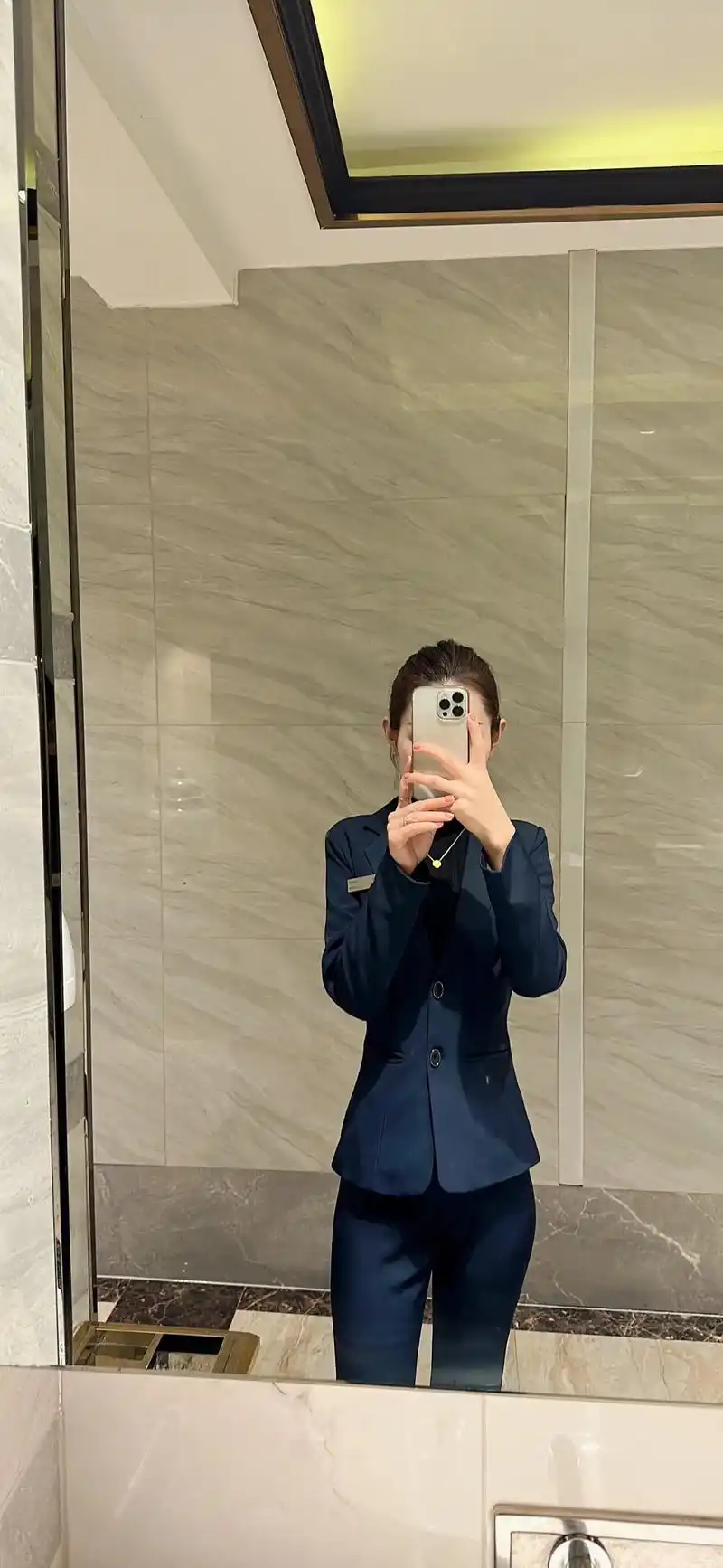 职业装 #对镜拍 #黑色系 #又美又飒#心态胜过年龄,无论 - 抖音