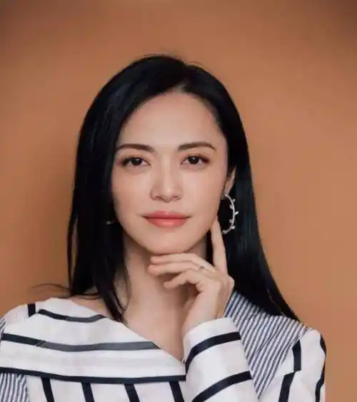 43岁姚晨晒爬山动态,自称想跳崖,被8岁儿子小土豆"嫌弃"_时候_照片