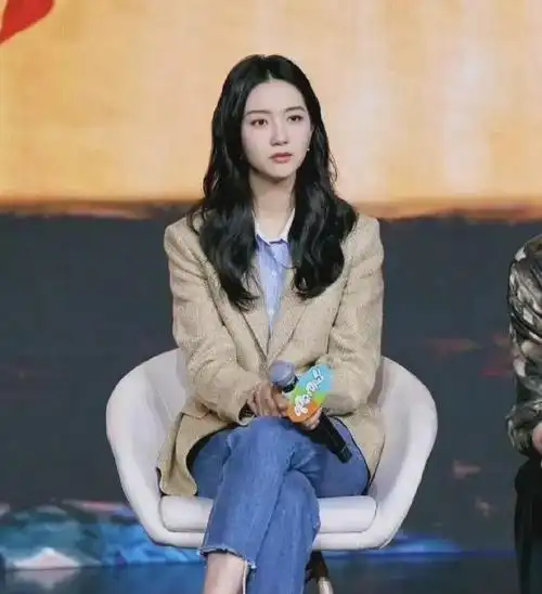 许龄月真是太有气质了,无论是外形条件还是个人魅力