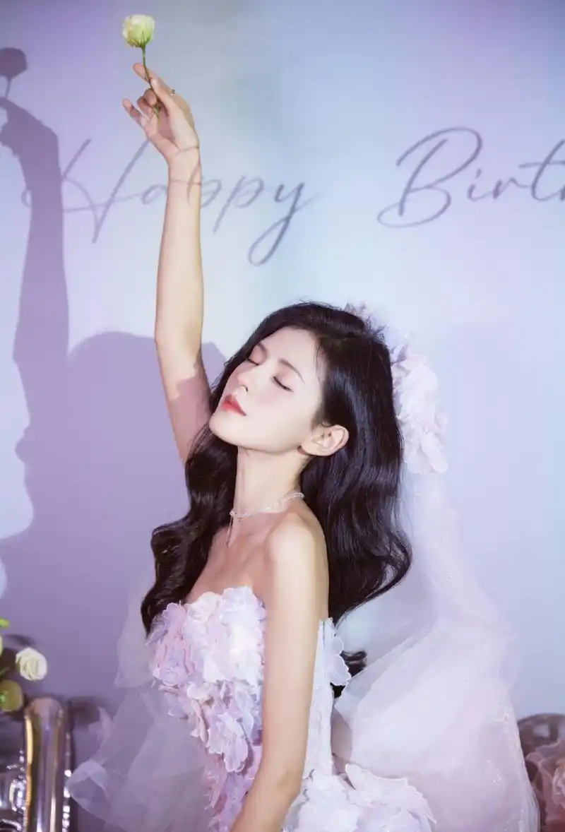 张予曦真的好适合公主造型,妥妥建模脸,我们应该相信王校长的眼光.