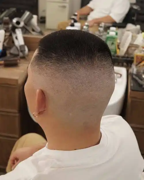 最考验男人颜值的发型来了,超短圆寸头,超级清爽有型