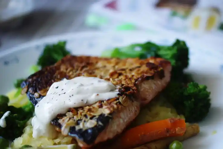 煎三文鱼时,锅里加点它,鱼肉不碎,鱼皮不破,而且不糊锅!_鲑鱼_马铃薯_