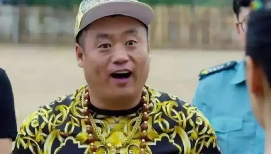 东北大哥装社会人大金链子小手表一套整的太全乎了