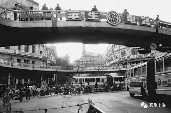 20世纪80年代中期第一百货前的天桥随着我国的改革开放,90年代的南京