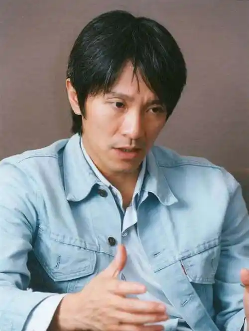 周星驰:近照罕见流出,头发乌黑面无皱纹似小伙,真的是回春了!