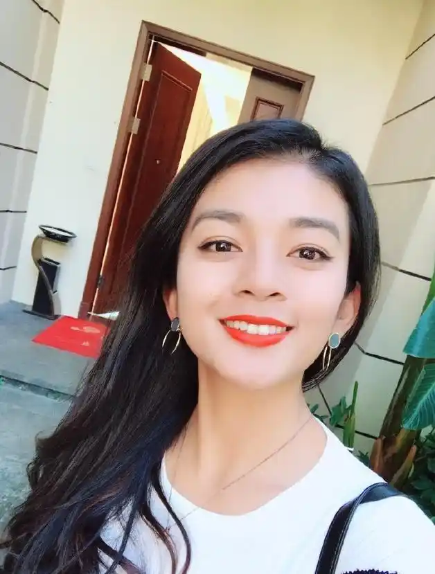 中印混血儿,是郑爽情敌,嫁给富商两年,如今长这样