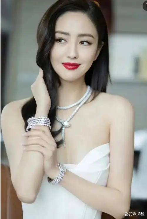 39岁佟丽娅生图大曝光!穿低胸长裙秀丰满身材,一身珠宝超400万