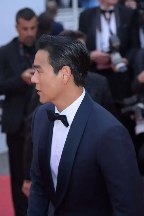 彭于晏亮相戛纳开幕红毯#演员彭于晏亮相#戛纳电影节#开幕红毯,他