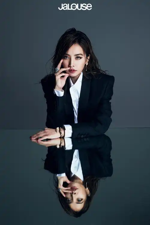 39岁天后湿发新刊大片 又美又飒