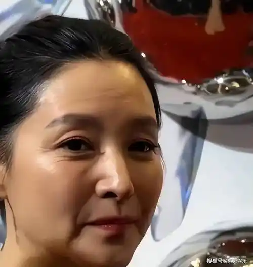 李英爱现身法国lv活动,化身冰美人艳压全场,身材完胜同龄人