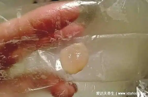 流产孕囊掉下来的图片,粉白色透明圆状物和血块区别大(胆小慎入)