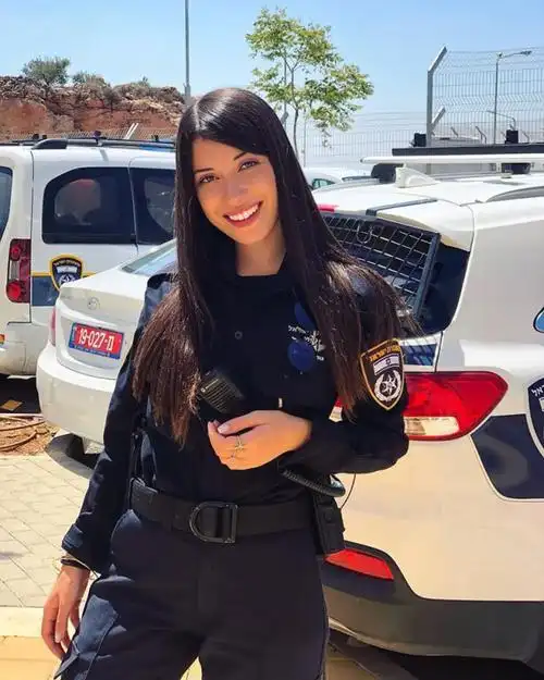 一名以色列女警察拥有阳光灿烂的笑容,她可能是在指挥交通中.