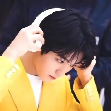 晕倒啦 脑袋要往前伸再把耳机挂上