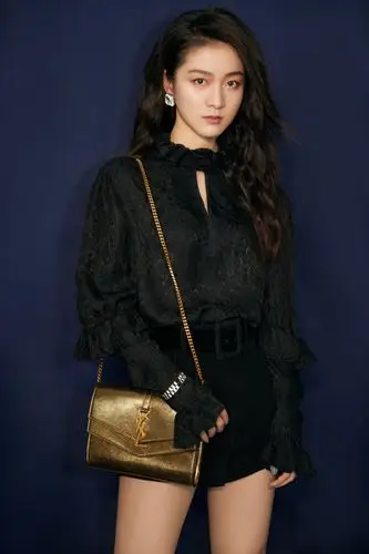 被21岁张雪迎帅到了!身穿黑色套装御姐范十足,波浪长卷发真惊艳