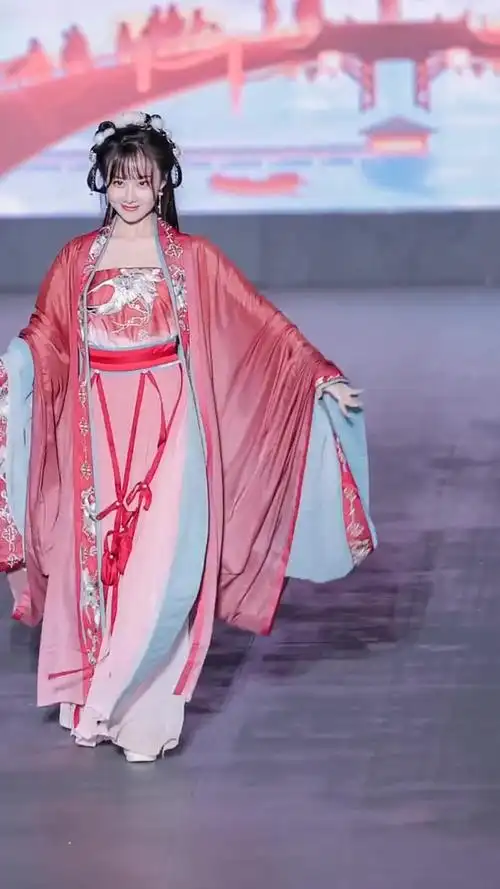 汉服小姐姐走秀 "汉服小姐姐 "国风大典-时尚视频-搜狐视频