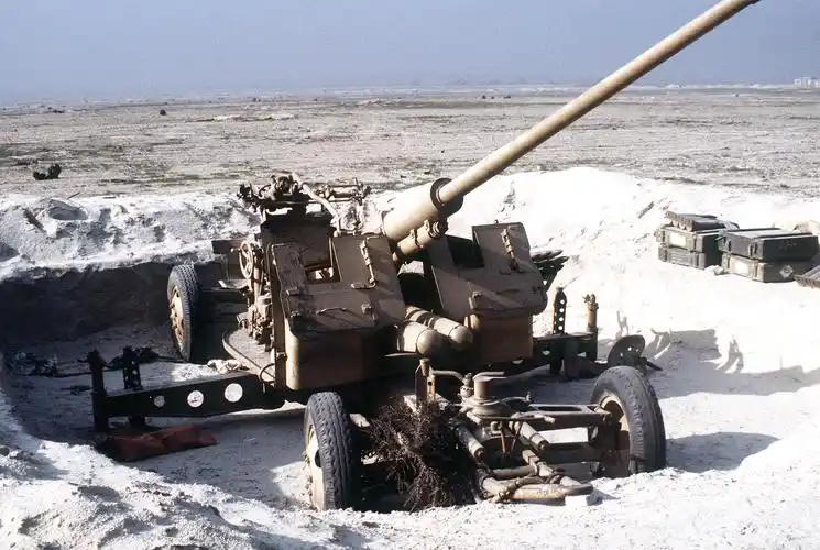 伊军遗弃的s-60型57毫米高炮.