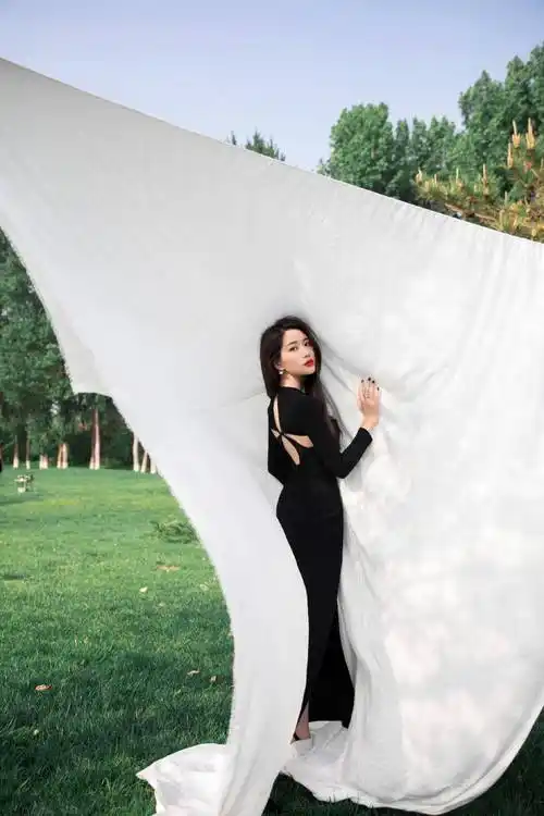 导语:新生代演员周晓凡一出道就参演了张艺谋的电影《悬崖之上》,也跟