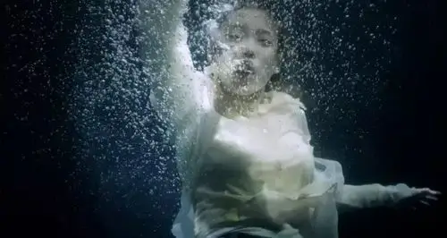 在一个令人意想不到的地方,澡堂的王子们正在快乐的沐浴戏水,画风就是