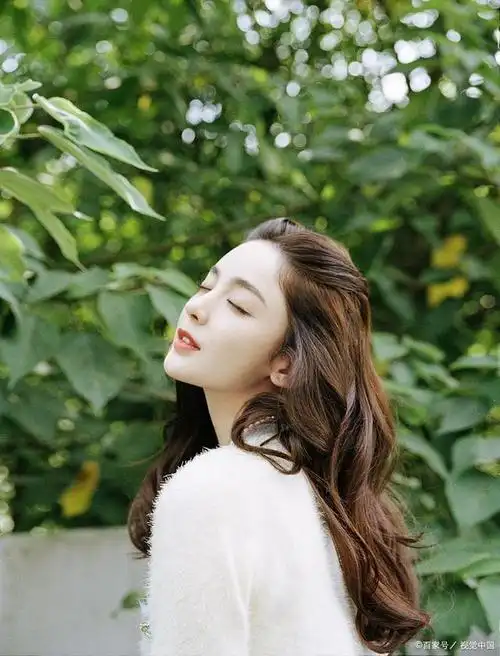 作为新疆第一美人,娜扎总能在任何场合散发出全新的魅力,她的亮相再次