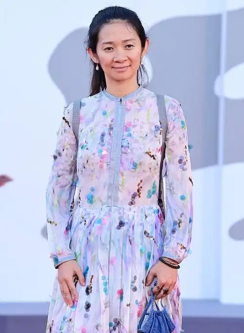 女导演赵婷真自信,穿碎花裙背双肩包走红毯,纯素颜气场却强大