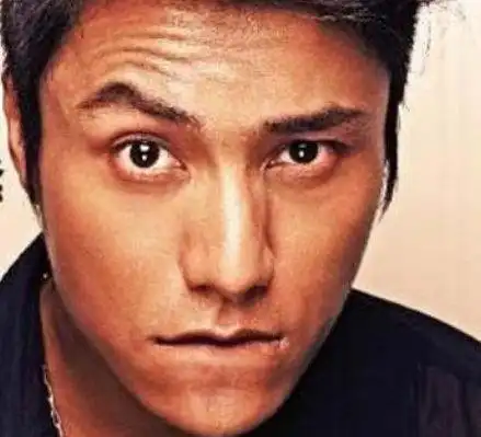 fashion talk 潮生活在练习单挑眉的时候,首先将一条眉毛往下压,掌握