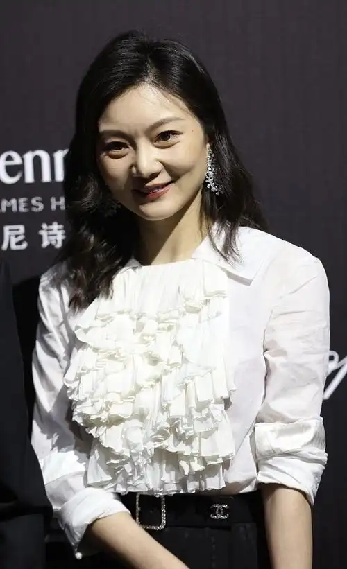 陈婷有贤内助的品质,穿白色温柔优雅,和老公张艺谋同框似两代人