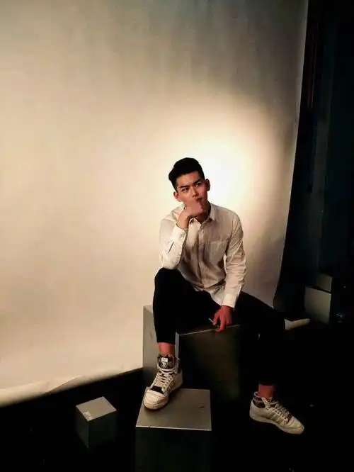 只道是万里美女多,今天让你们看看大万里的帅小伙!