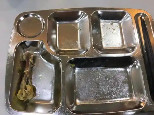 我院团总支在食堂开展"我光盘,晒光盘"的活动,倡议干警们吃多少盛多少