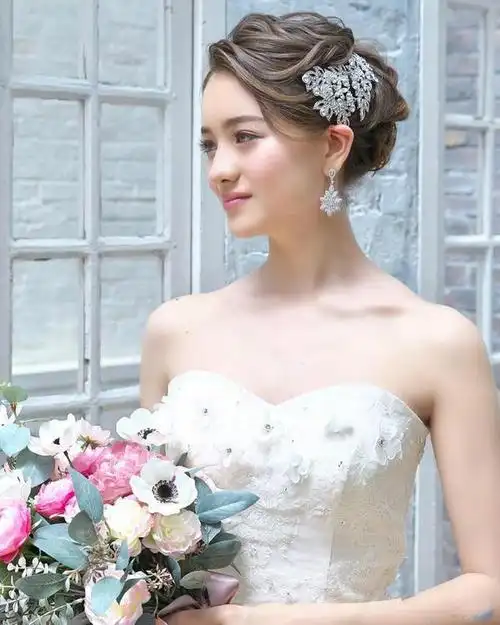 14岁中欧混血女孩,因打工意外走红,五官身材好得有点虚假