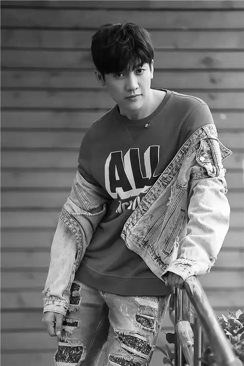 组图:王野深秋写真曝光 随性帅气有活力