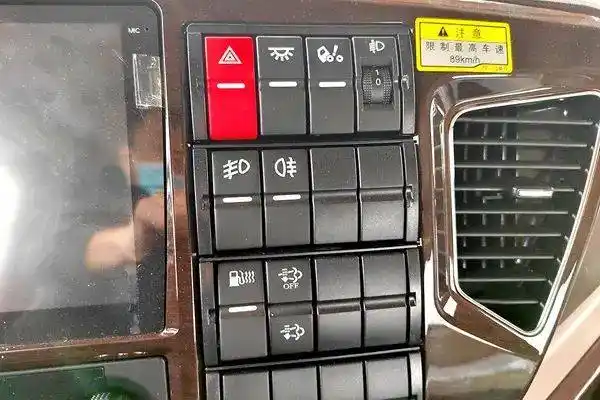 所有按键都分布非常明确,清晰可见,实用方便,有效避免了驾驶过程中误