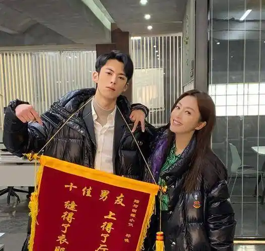 秦岚给王鹤棣送男友锦旗上热搜了?是怎么回事?_沈若歆__dylan_十佳