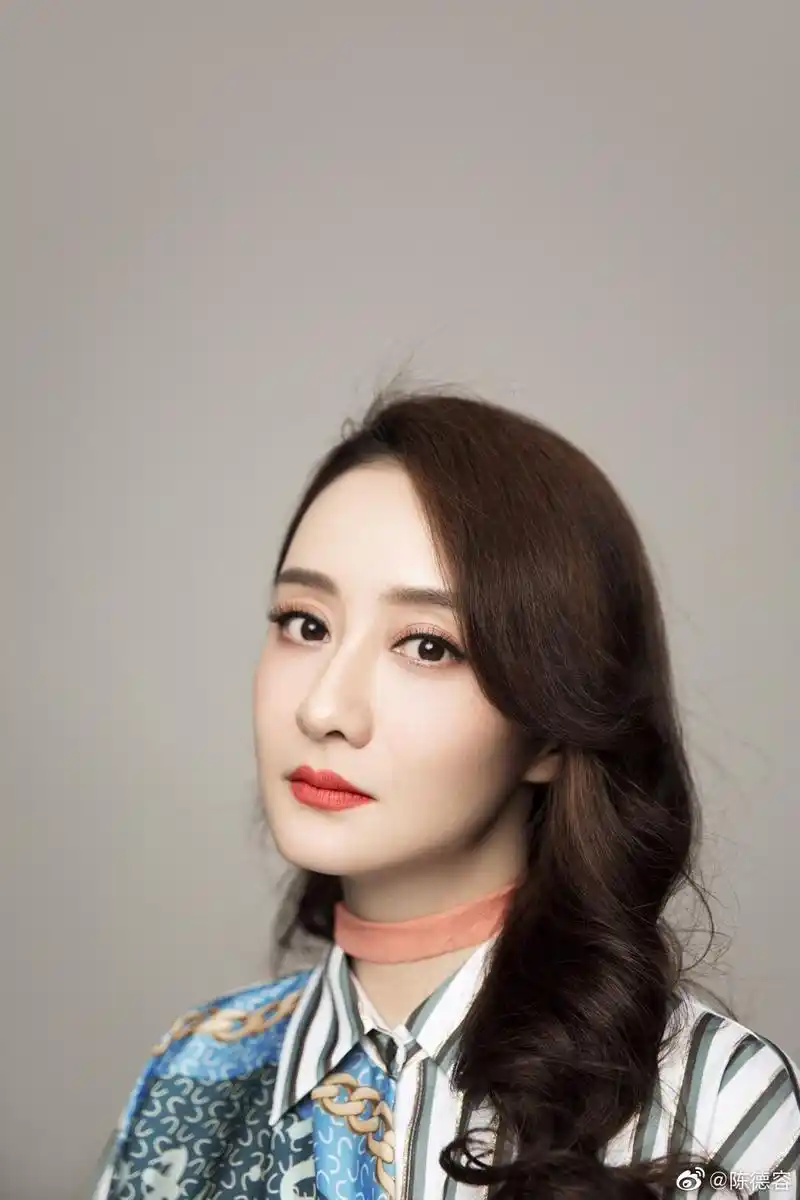 原创46岁陈德容近照曝光皮肤紧致气质优雅却被吐槽穿衣风格太显胖