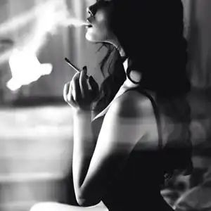 qq头像社会女吸烟黑白