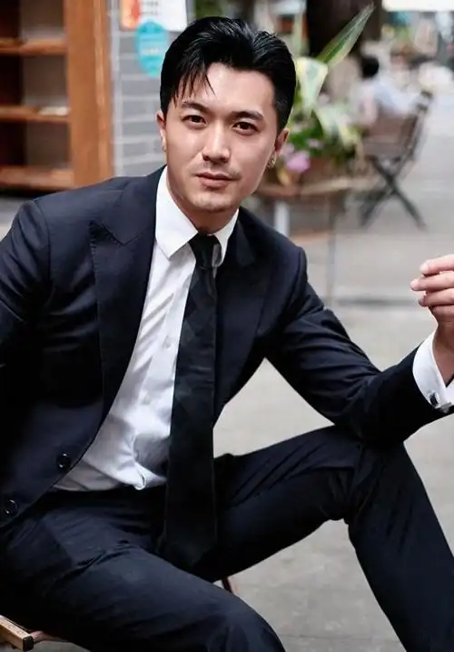 男人到了四五十岁,发型尽量少留寸头,长发,换成这些更帅气减龄