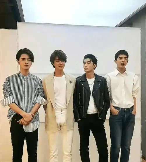 王鹤棣:我把腿站直了,指不定谁高_照片_身高_梁靖康