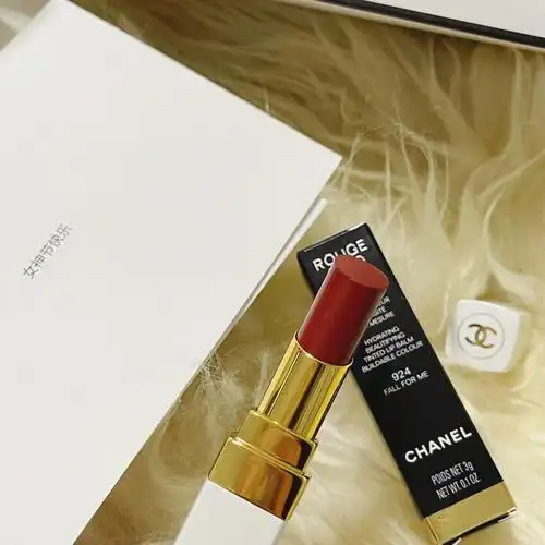 香奈儿润唇膏白管924试色